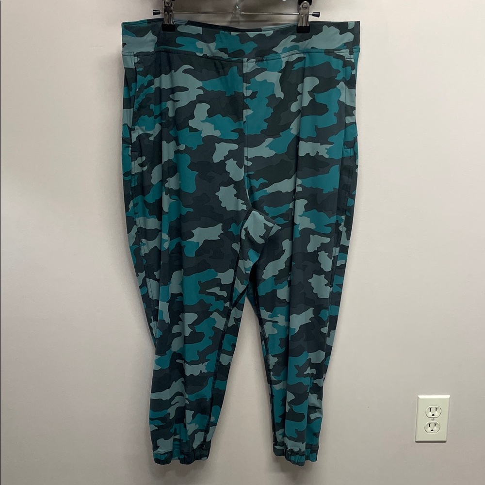 NWOT Lululemon Adapted High Rise Cropped Jogger Heritage 365 Camo Tidewater Teal